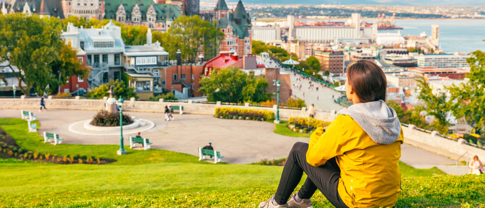 Le Canada voyage à Québec, un touriste qui jouit d'une vue sur le château de Château Frontenac et le fleuve Saint-Laurent en arrière-plan