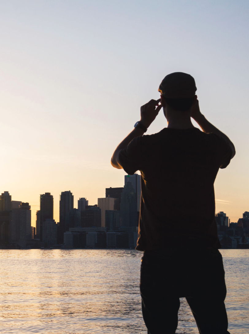 Un homme prenant une photo de Toronto depuis les îles