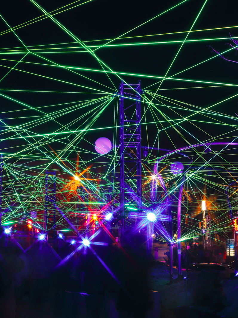 Festival des lumières de Montréal. Des silhouettes colorées illuminées la nuit. installations d'éclairage. Festival d'arts d'hiver.