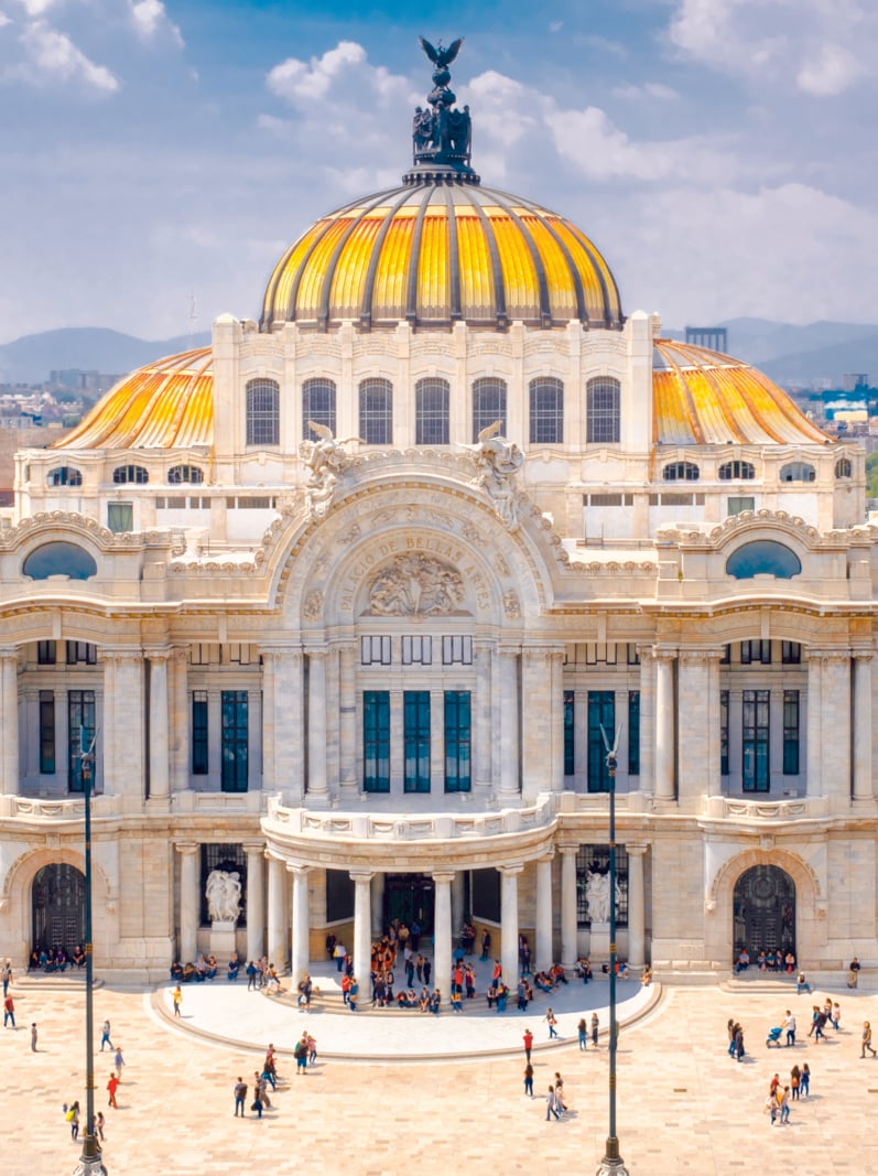 Le Palais des Beaux-Arts de Mexico - Vue aérienne avec des personnes méconnaissables