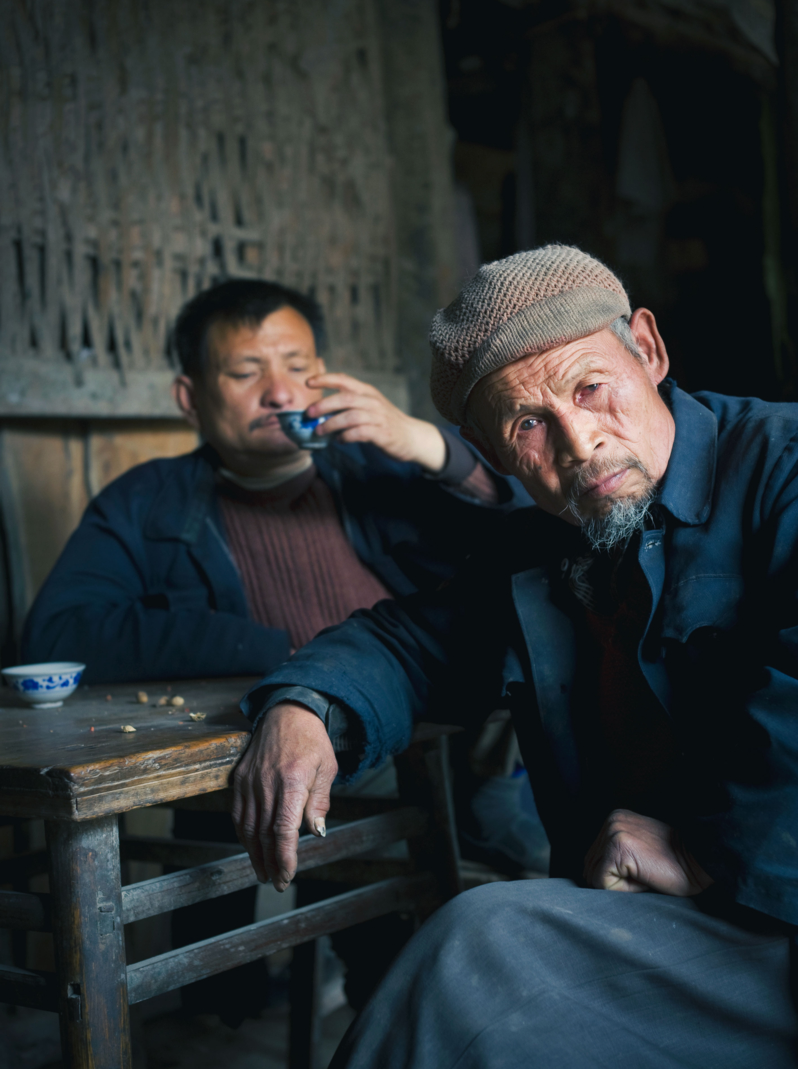 China's western rural pubs, two farmers were drinking