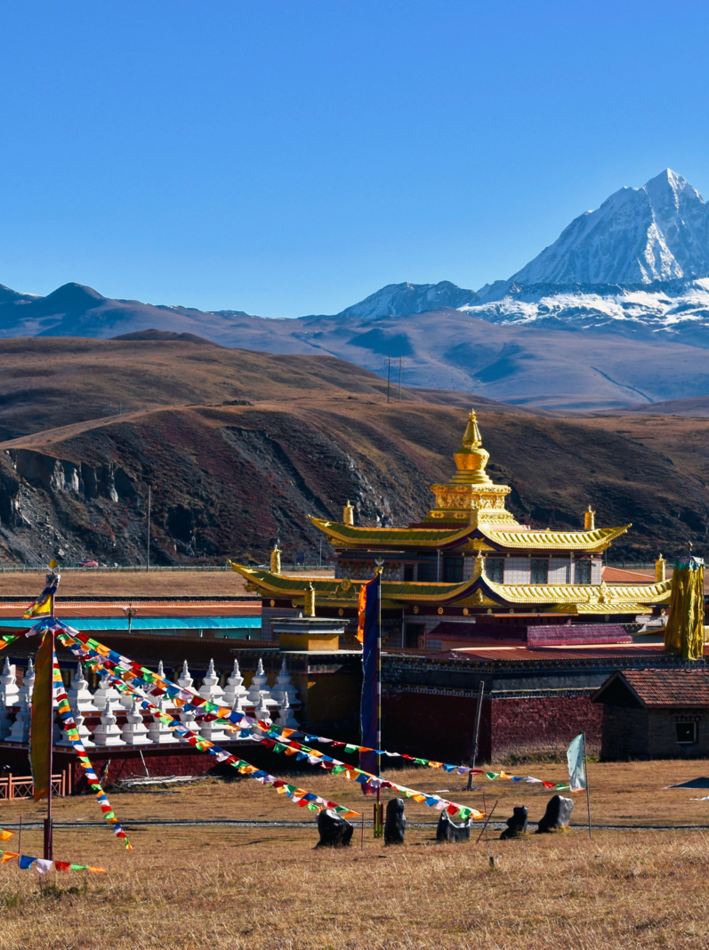 Montagne sacrée tibétaine Mont Yala avec son sommet à 5820m et Tagong temple, Sichuan, Chine