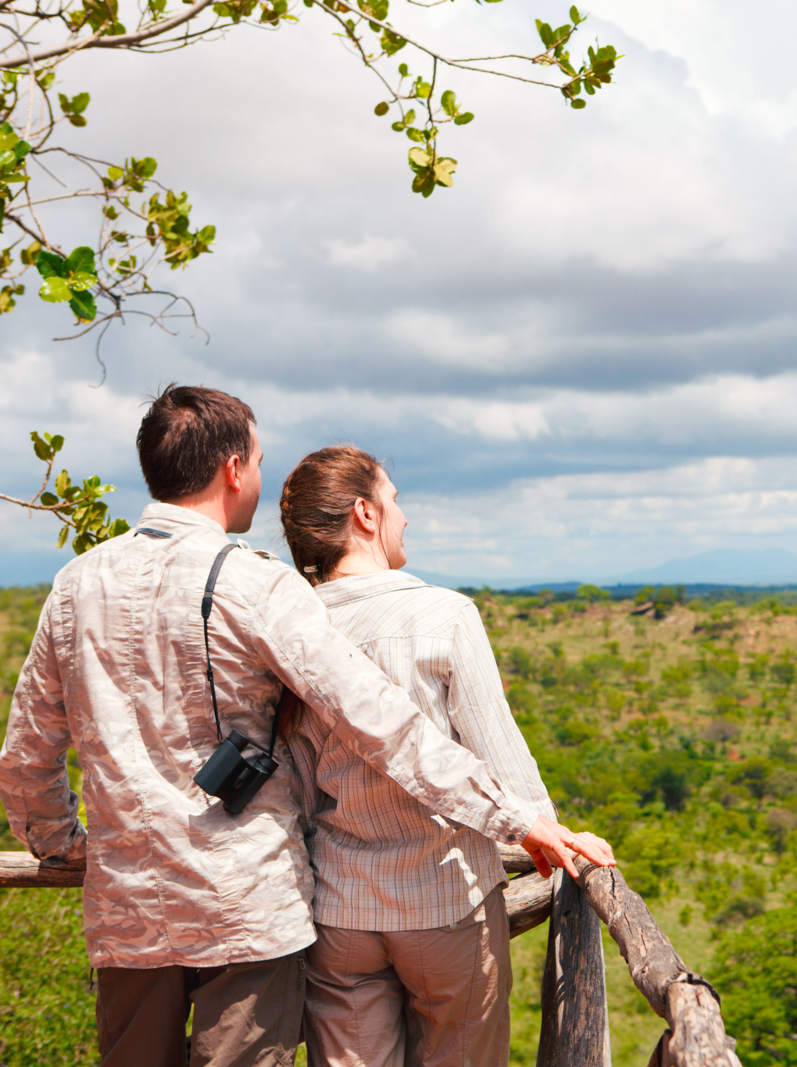 Couple en safari cherchant la savane depuis son balcon