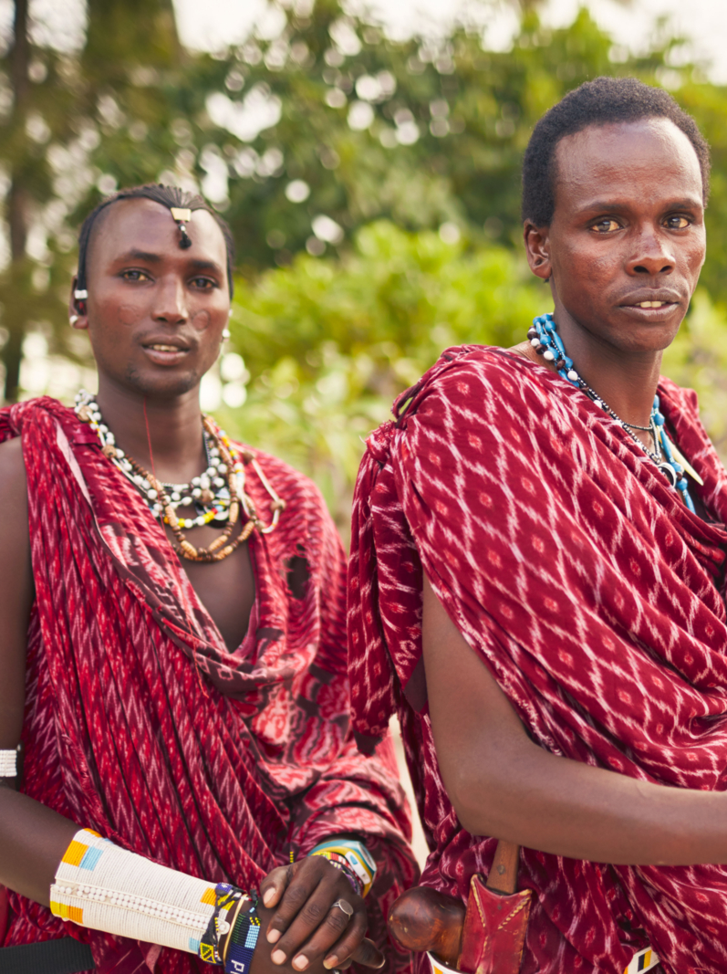 Masai warriors réception sous les arbres avant une réunion acacia