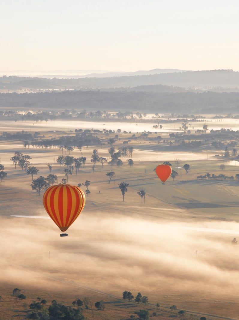 Vol de ballon à air chaud au-dessus de Gold Coast Hinterland, Queensland, Australie au lever du soleil au milieu de l'hiver