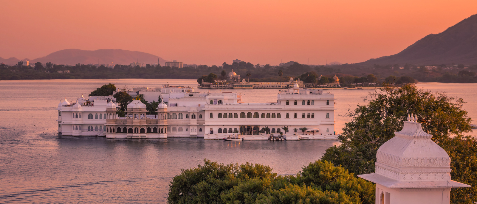 Sunset at lake Pichola and Taj Lake Palace, Udaipur, Rajasthan, India, Asia.