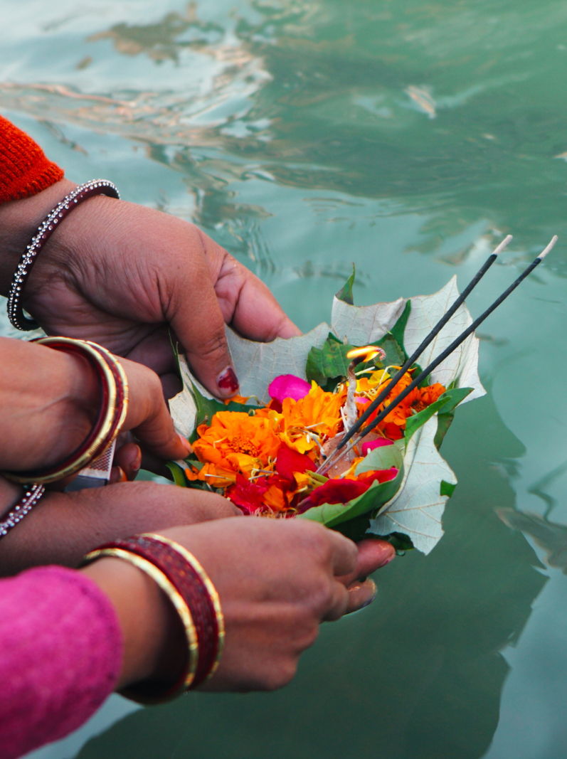 Cérémonie de la puja sur les rives du Ganga à Haridwar, Inde