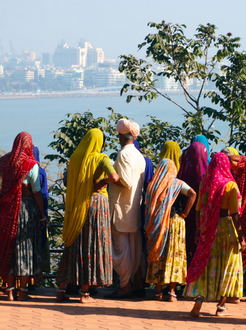 Un groupe de femmes indiennes regardant l'horizon de Mumbai