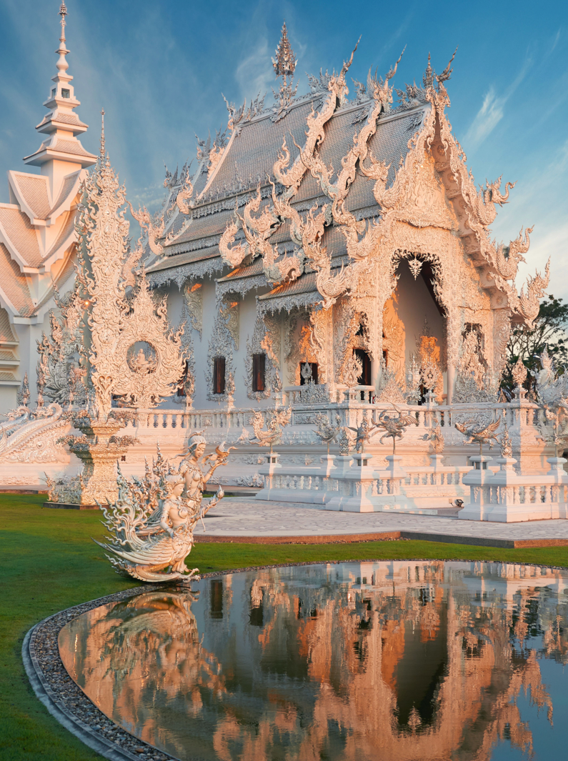 Bel temple blanc orné situé à Chiang Rai, au nord de la Thaïlande. Wat Rong Khun (Temple Blanc), est un temple bouddhiste contemporain non conventionnel.Motifs bouddhistes et hindous.