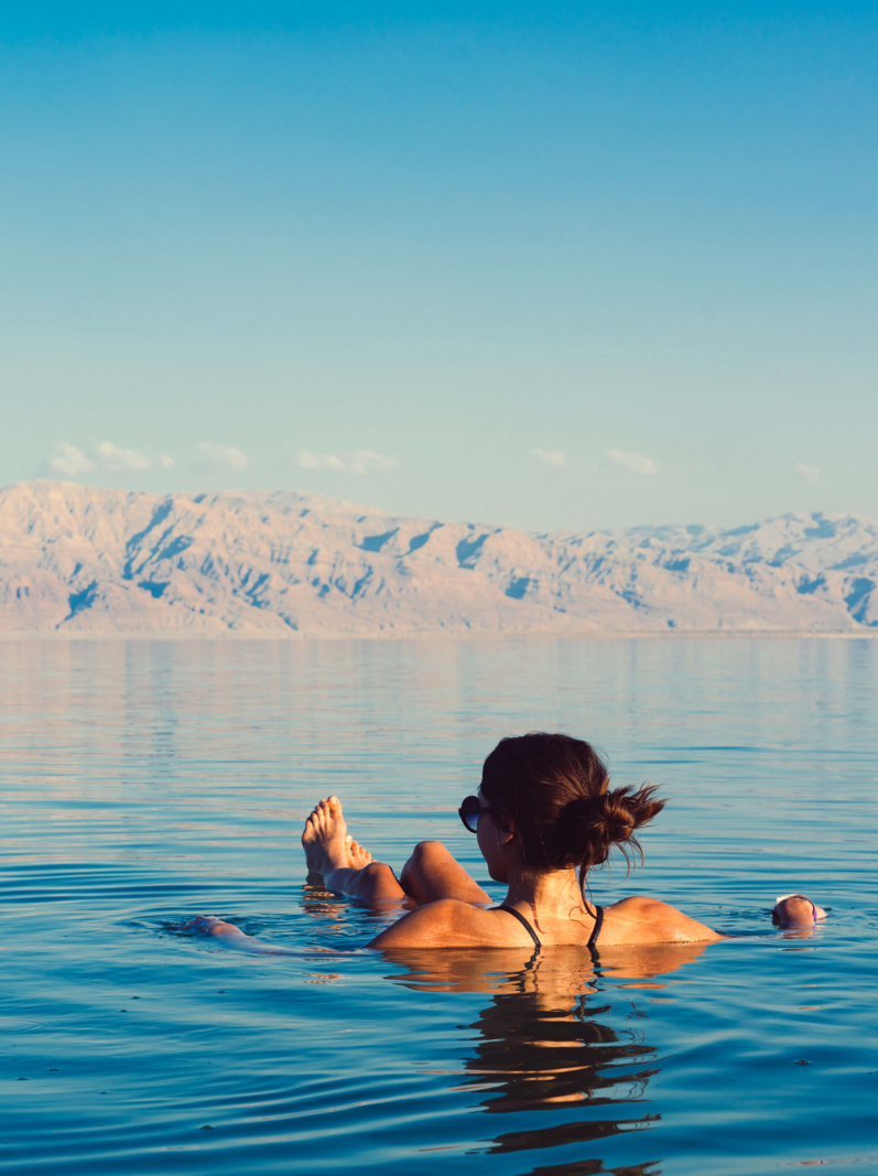 La fille se détend et nage dans l'eau de la mer Morte en Israël