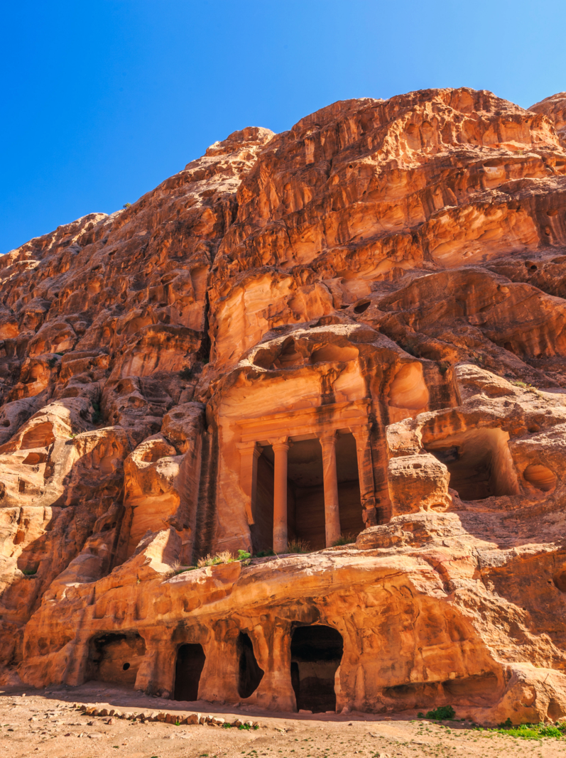Bâtiment en cave de Little Petra à Siq al-Barid, Wadi Musa, Jordanie, le jour