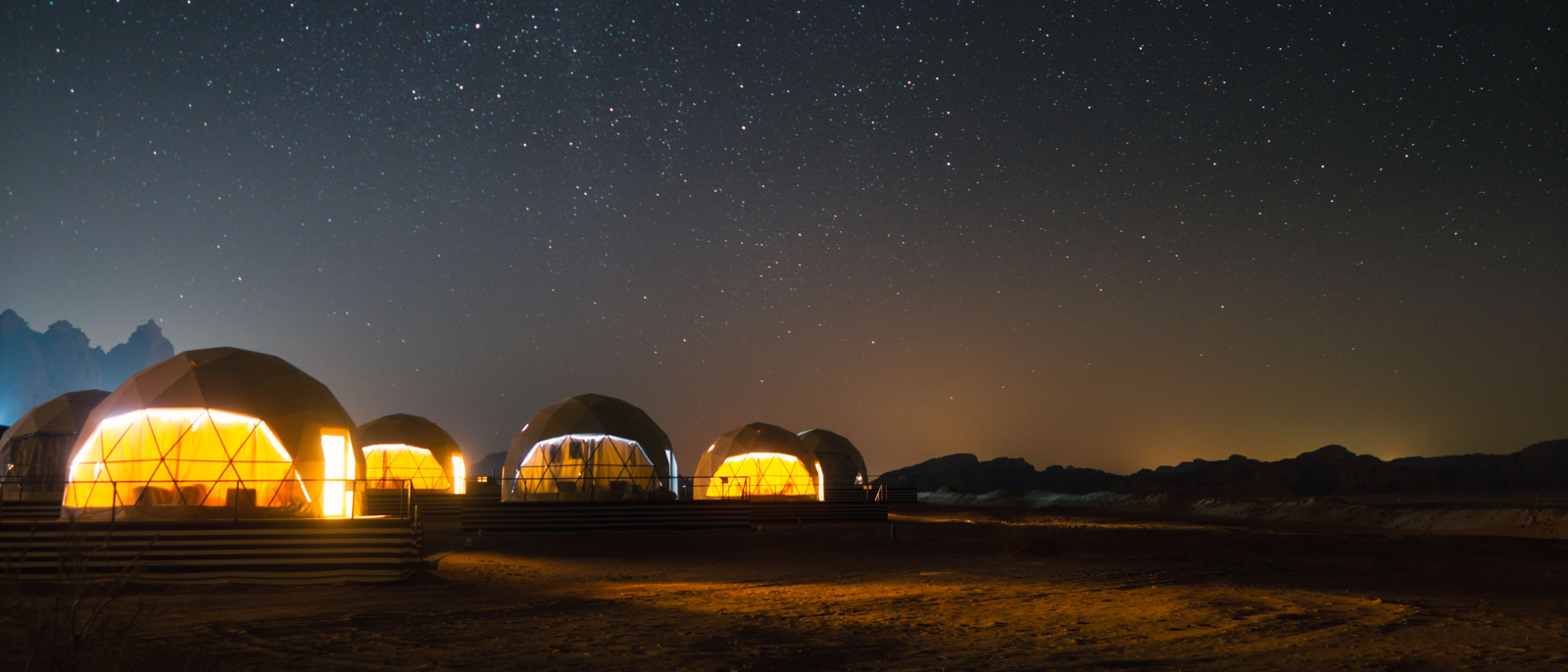 Étoiles au-dessus de tentes de dôme martien dans le désert de Wadi Rum, Jordanie