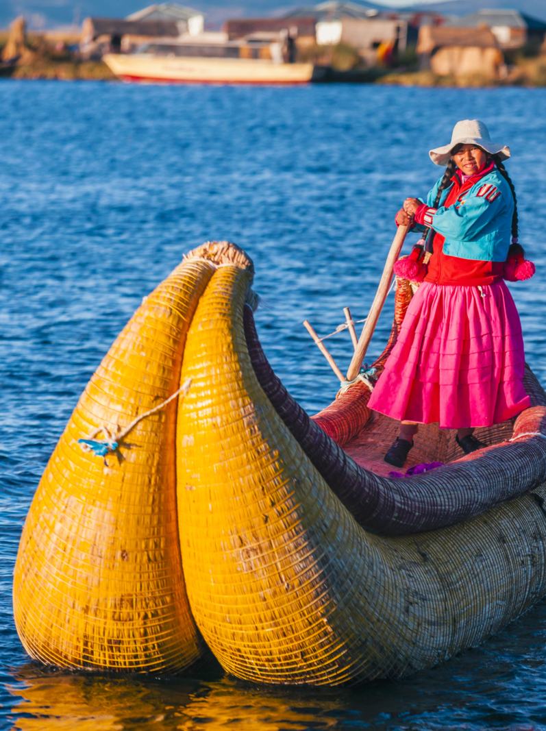 Peruvian femme voile entre Îles Uros, Lake Tititcaca