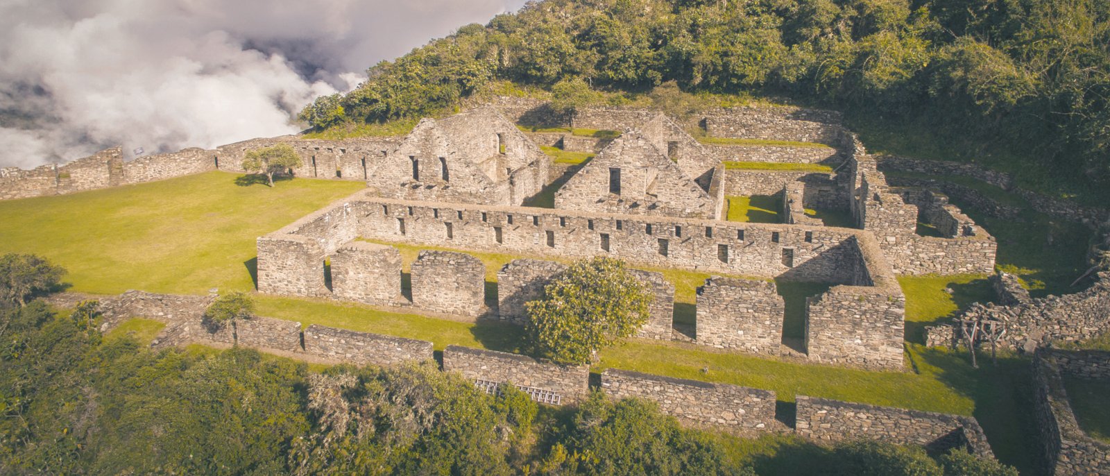 Choquequirao est un site indien du sud du Pérou, semblable en termes de structure et d'architecture au Machu Picchu. Les ruines sont des bâtiments et des terrasses à des niveaux supérieurs et inférieurs à Sunch'u Pata, le sommet de la colline tronquée