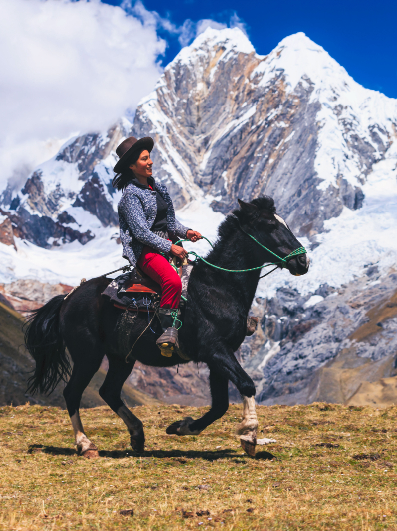 Cheval d'équitation de jeune fille péruvienne sur les Andes, Amérique du Sud
