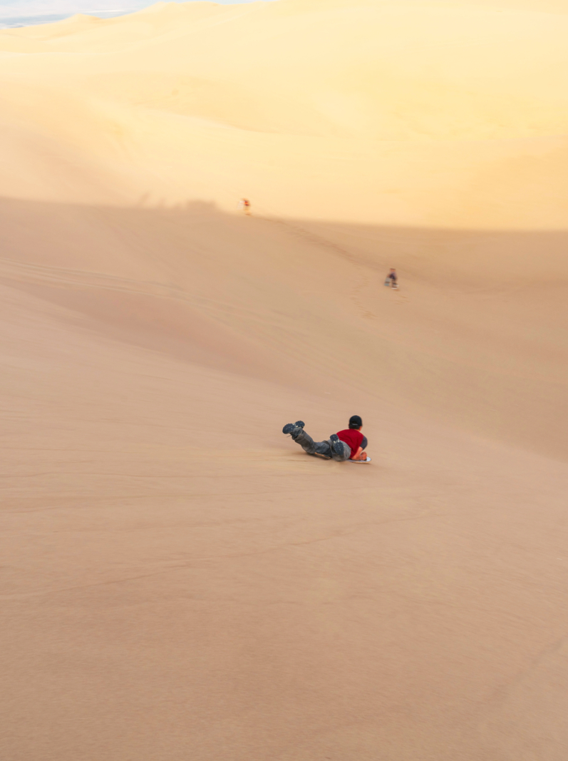 Planche à roulettes fun sur des Dunes de sable Huacachina