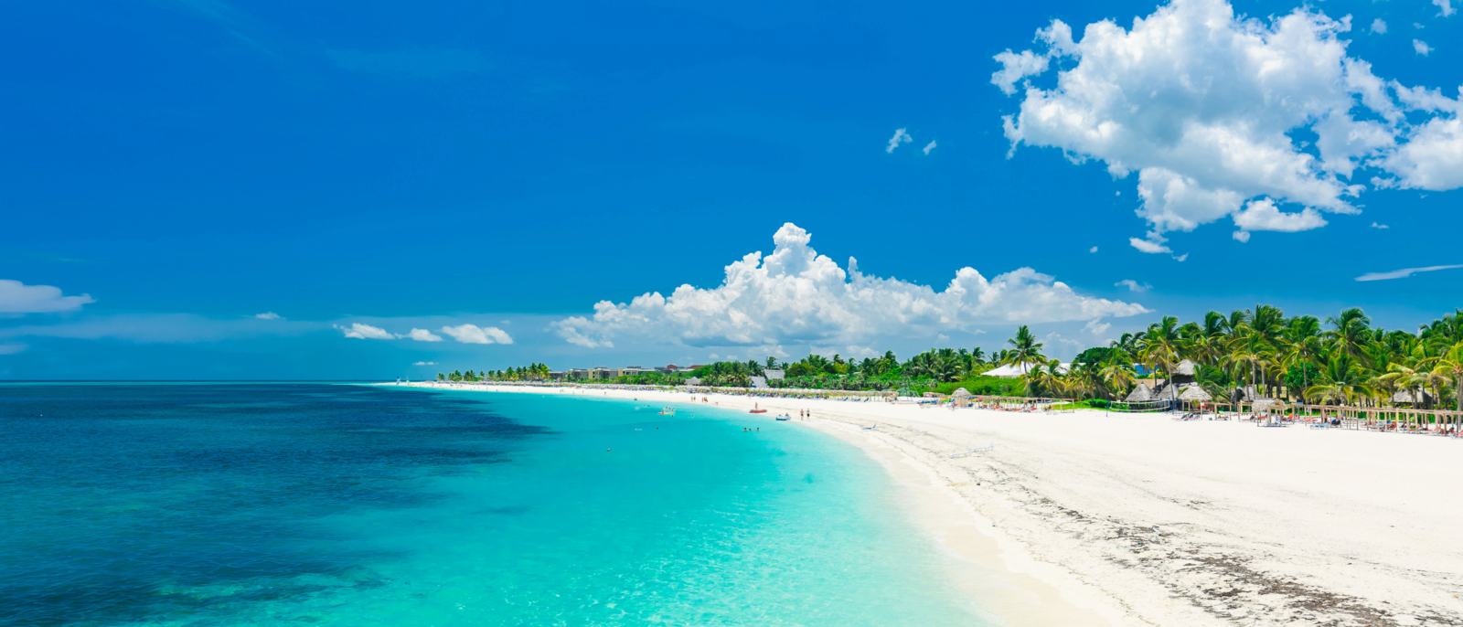 superbe vue imprenable sur une plage de sable blanc tropical et un océan turquoise et tranquille sur l'île de Cayo Coco, à Cuba, le jour d'été