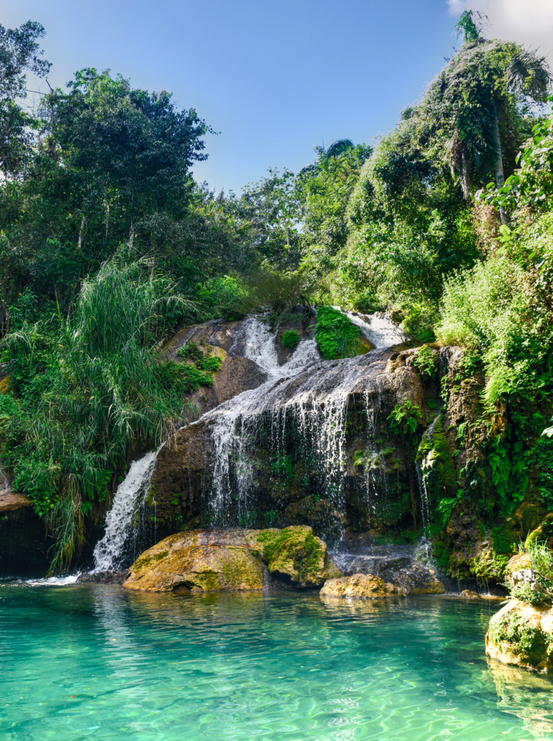 Cascades El Nicho à Cuba. Grand Parque Natural Topes de Collantes, un parc boisé qui s'étend sur la chaîne de montagnes de la Sierra Escambray, dans le centre de Cuba